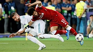 لحظة تدخل راموس على صلاح بنهائي دوري الأبطال