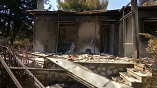 Reina el caos en la zona calcinada por los incendios en Grecia
