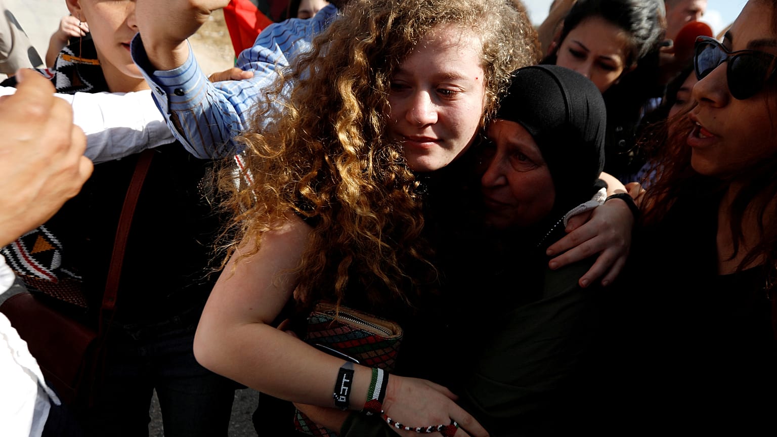 La joven Ahed Tamimi a su llegada a su aldea