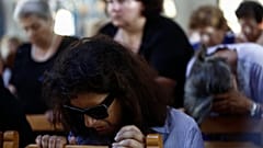 Βουβός πόνος στο μνημόσυνο για τα θύματα της πυρκαγιάς στο Μάτι
