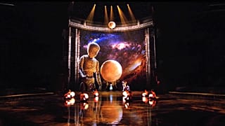  Plunging from heights of 25 meters on stage with La Perle