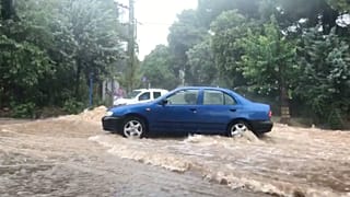 Ισχυρή καταιγίδα στην Αττική - Ποτάμια οι δρόμοι της Αθήνας (φωτο)