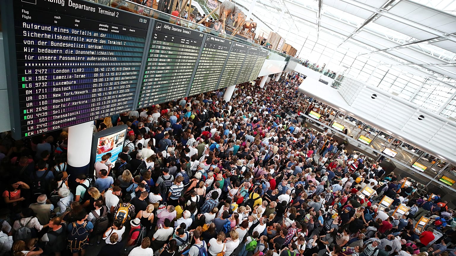 Nach Flughafen-Chaos: Feldbetten und viele offene Fragen