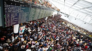 Nach Flughafen-Chaos: Feldbetten und viele offene Fragen