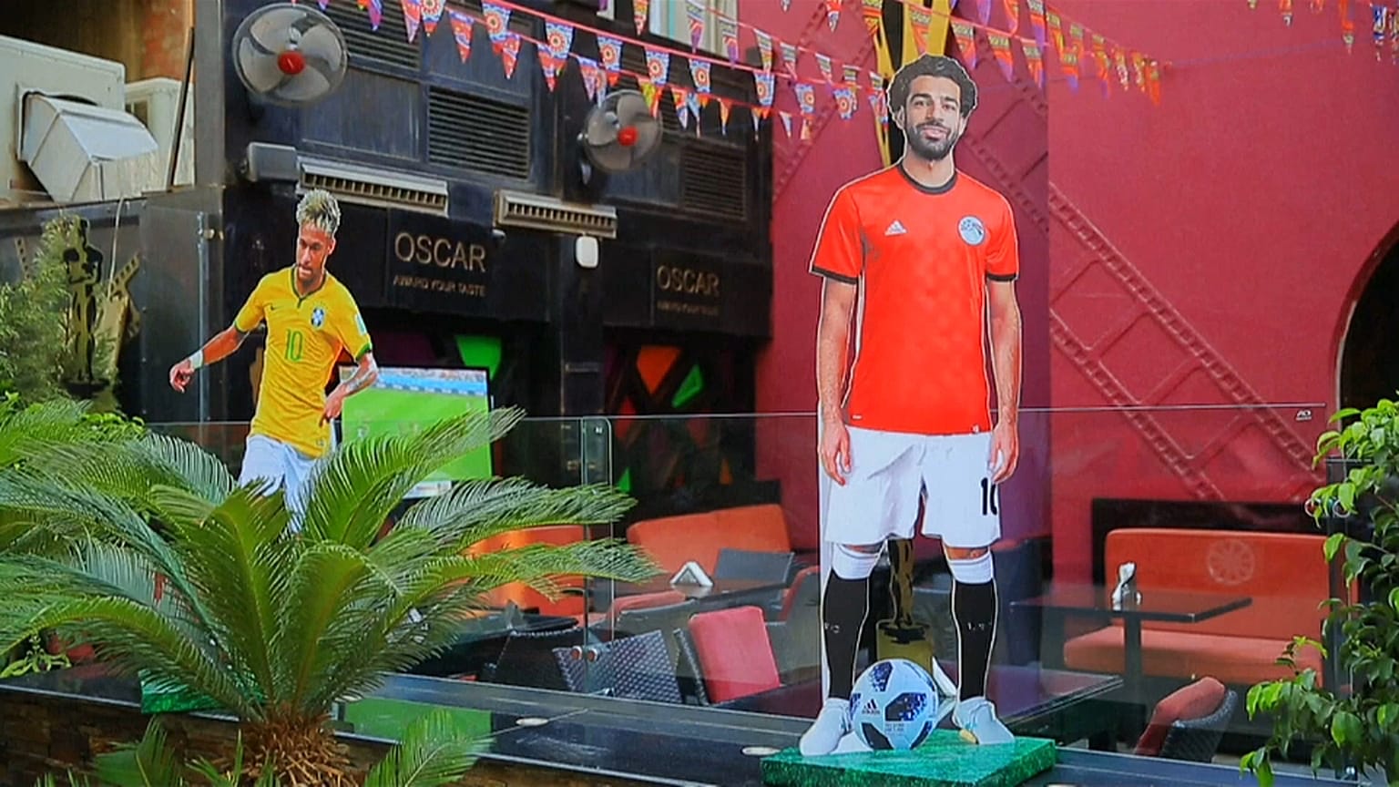 لوحة دعائية لدعم محمد صلاح في القاهرة