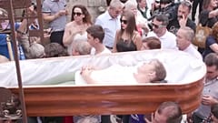 Los vivos hacen de muertos en esta popular fiesta