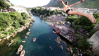 Βουτιές από την Παλιά Γέφυρα του Μόσταρ