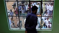كيف تحولت رسائل كاذبة على واتساب إلى سبب لعمليات إعدام خارج القانون بالهند؟