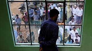 كيف تحولت رسائل كاذبة على واتساب إلى سبب لعمليات إعدام خارج القانون بالهند؟