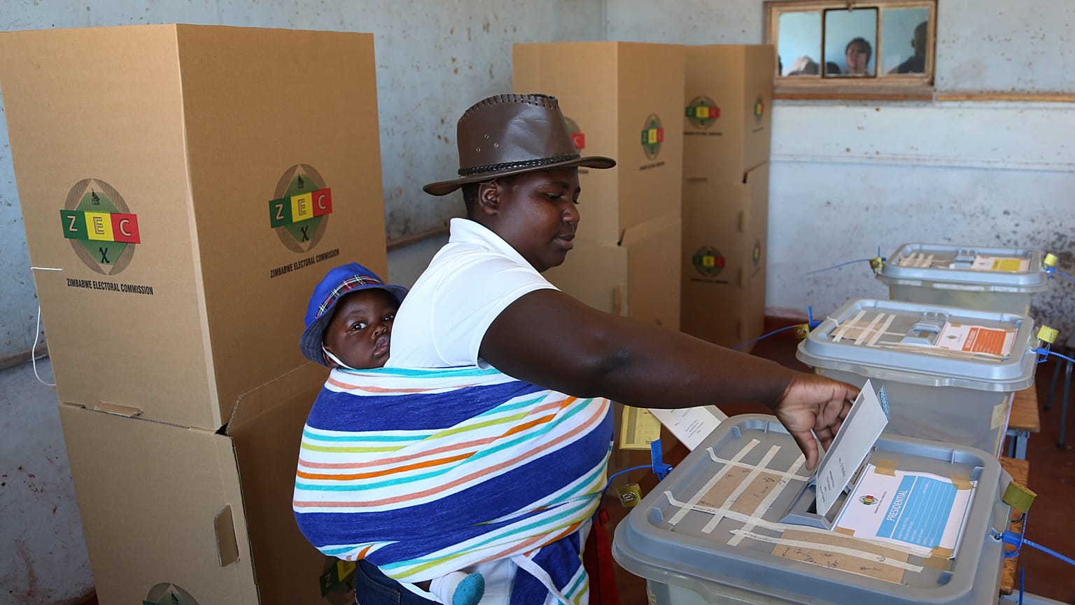 Zimbabve 38 yıl sonra Mugabe'siz ilk devlet başkanlığı seçimi için sandık başında