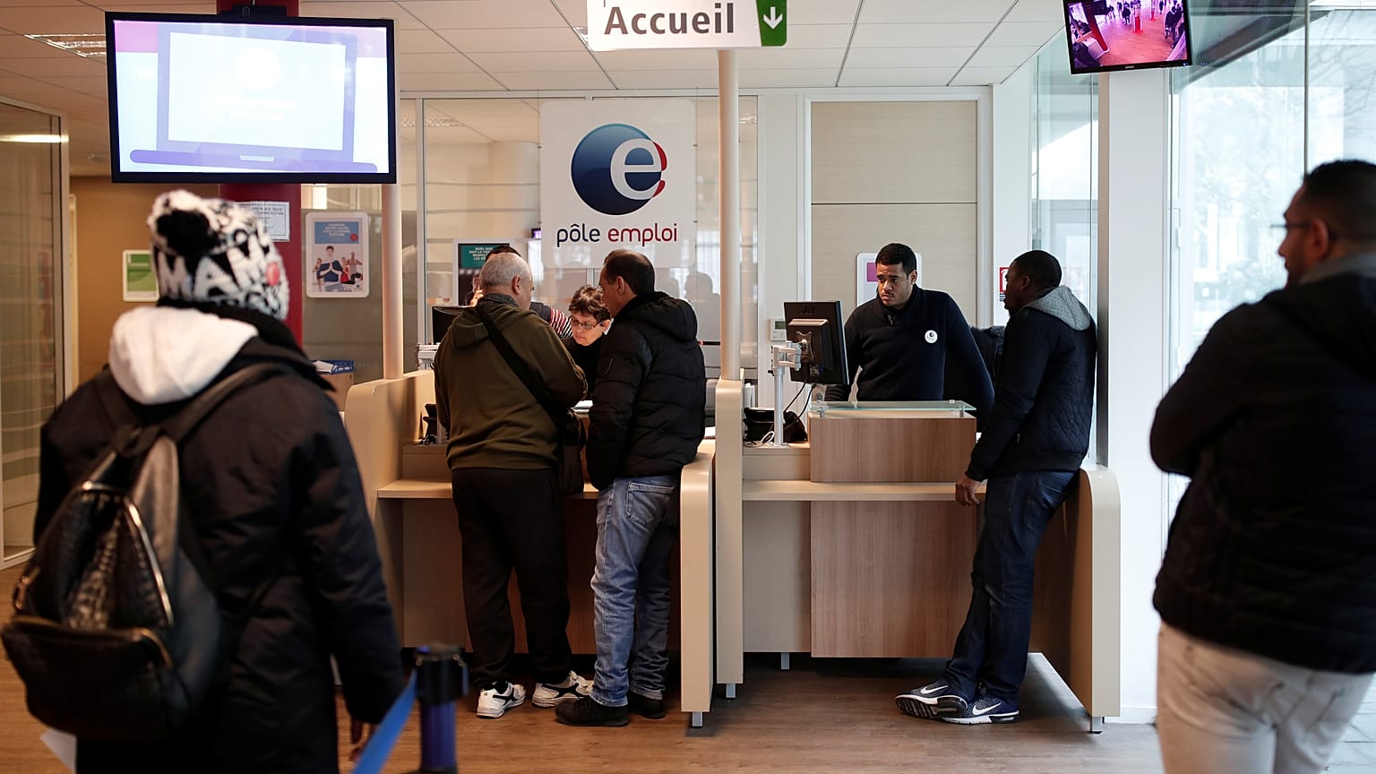 Álláskeresők egy Aubervilliers-i irodában, Párizs közelében