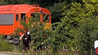 Ungheria, uomo travestito da lumaca gareggia (e vince) contro un treno