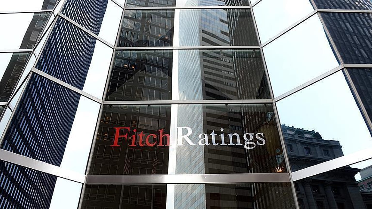 Fitch: Türk bankaları negatif görünümlü çoklu riskler yansıtıyor
