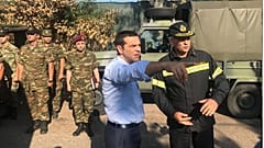 Tsipras visita la zona cero del trágico incendio