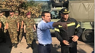 Tsipras visita la zona cero del trágico incendio