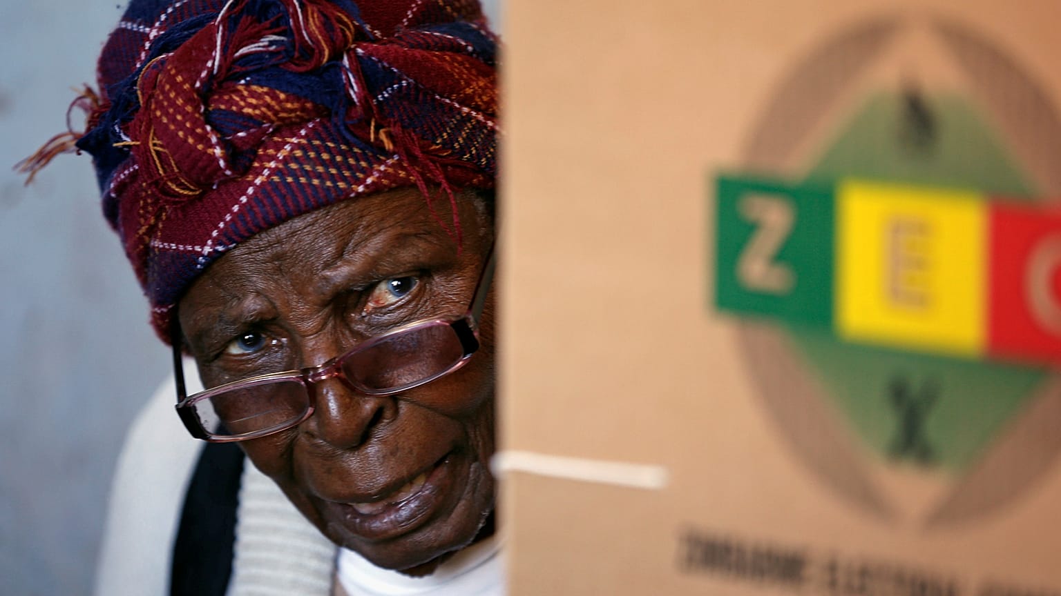 Seggi chiusi in Zimbabwe: al voto il 75% degli elettori