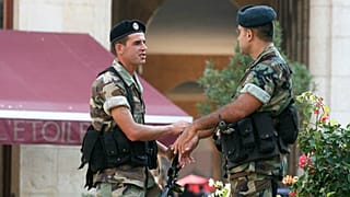 صحيفة: توقيف ضابط لبناني للاشتباه في تعاونه مع إسرائيل
