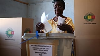 Le Zimbabwe compte les votes et l'opposition revendique la victoire