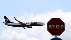 Ryanair-repülőgép érkezik a barcelonai El Prat repülőtérre