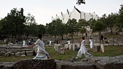 «From Darkness to Light»: Η συναρπαστική ολονύχτια performance στον Επικούριο Απόλλωνα