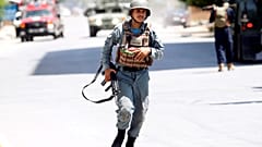 Ein afghanischer Polizist eilt zu einem der Orte, wo Feuer zu sehen ist