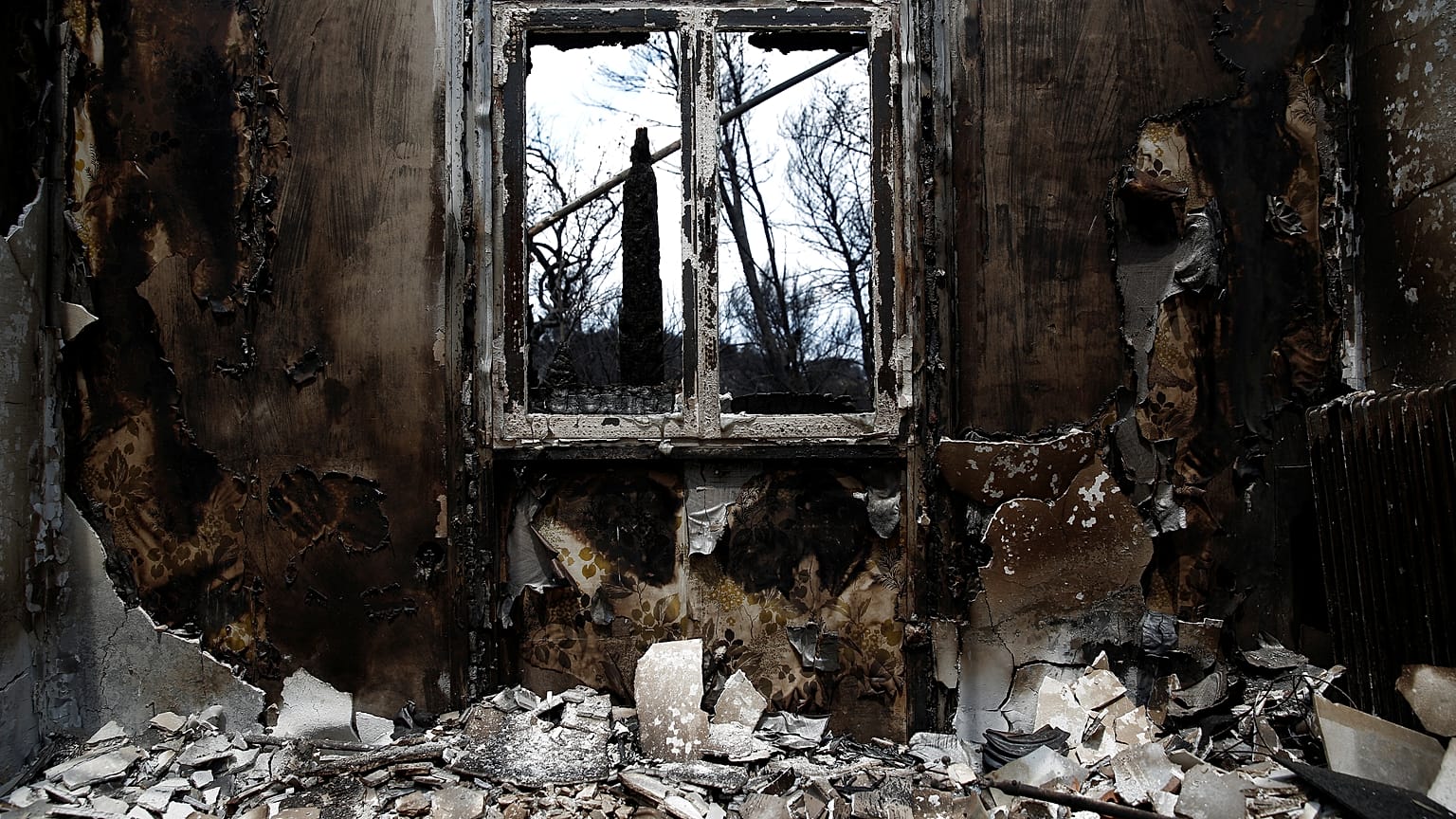 Escombros dos incêndios na Grécia