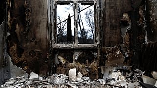 Escombros dos incêndios na Grécia