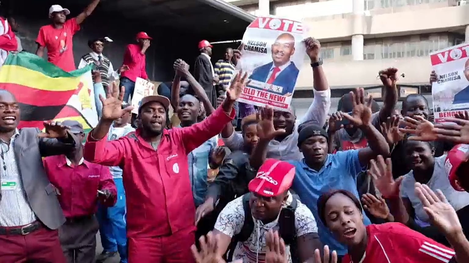 Tensa espera de los resultados electorales en Zimbabue