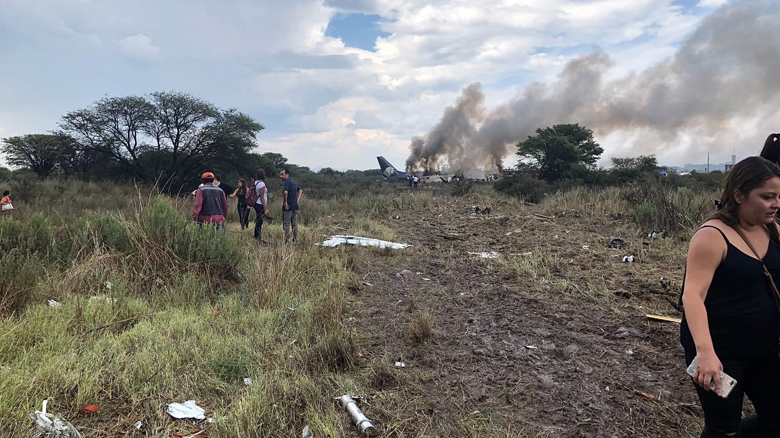 VIDEO - Aereo precipita dopo il decollo in Messico, nessun morto "per miracolo"