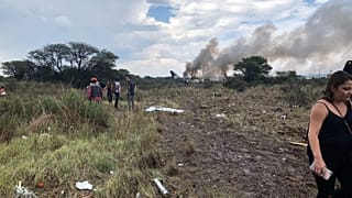VIDEO - Aereo precipita dopo il decollo in Messico, nessun morto "per miracolo"