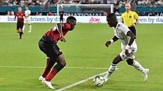 Mensah teve alguns problemas para travar o empolgante Vinicius Junior