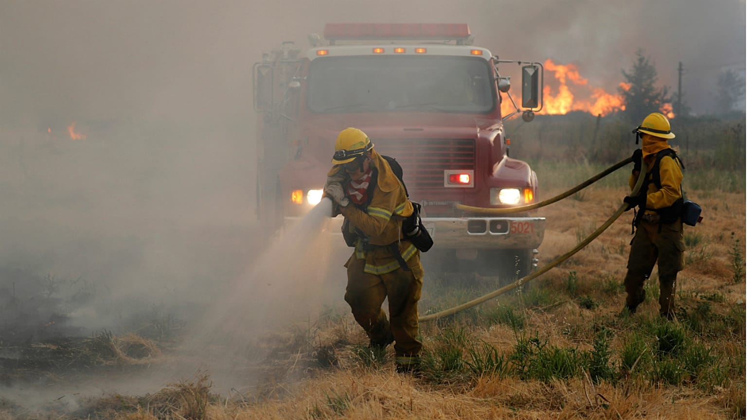 Bombeiros desdobram-se no combate a um fogo galopante