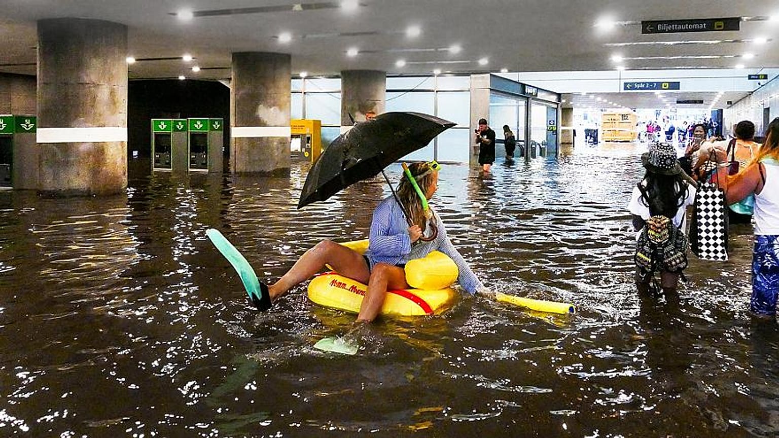 Mit Schnorchel und Wasserpistole: Schweden baden in Bahn-Unterführung