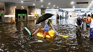 Mit Schnorchel und Wasserpistole: Schweden baden in Bahn-Unterführung