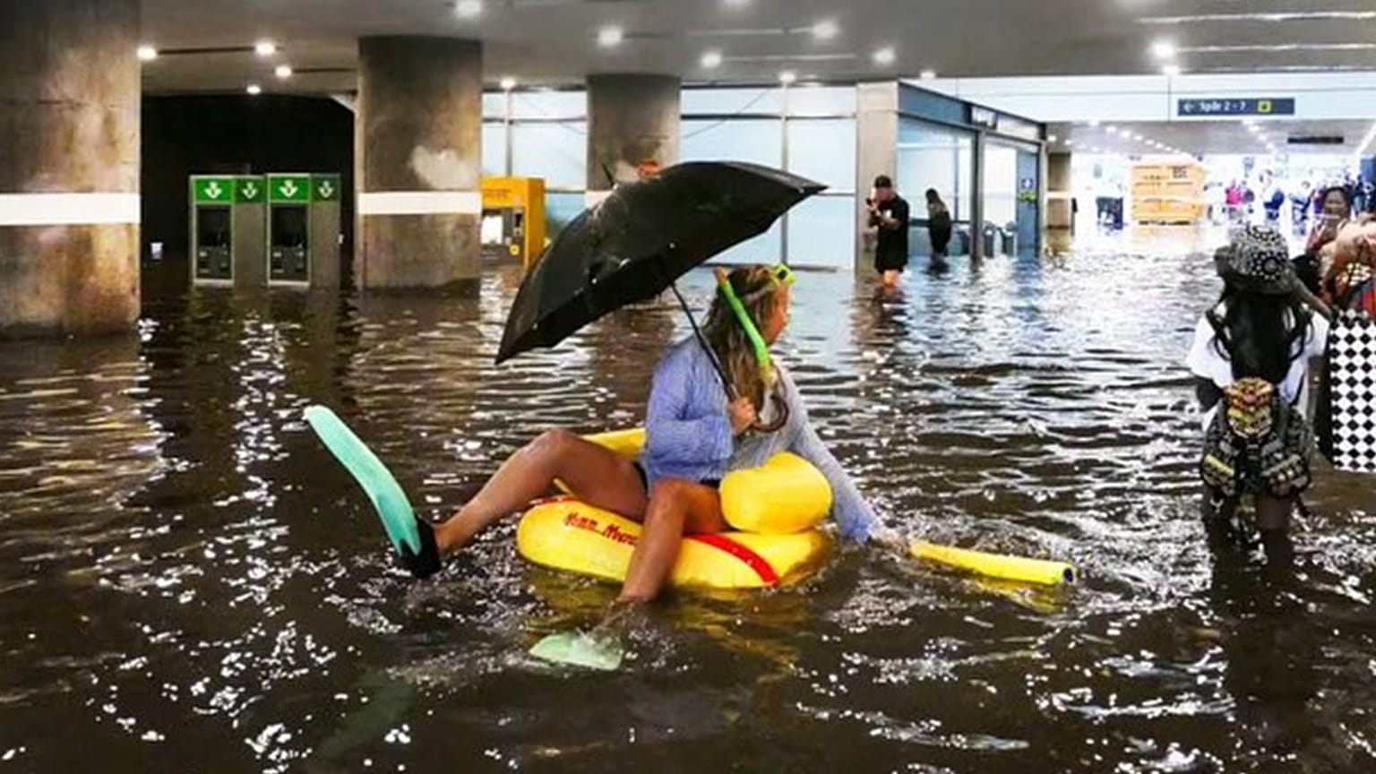 Bisogno di refrigerio? Svedesi trasformano stazione allagata in piscina