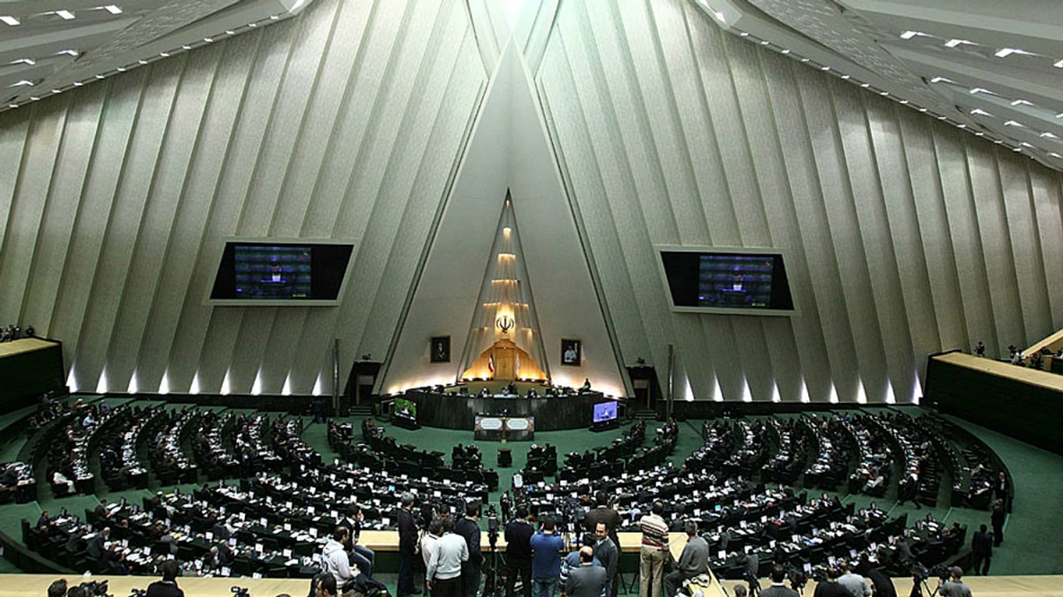 معاون پارلمانی روحانی: سوال مجلس از رئیس‌جمهور خلاف قانون اساسی است