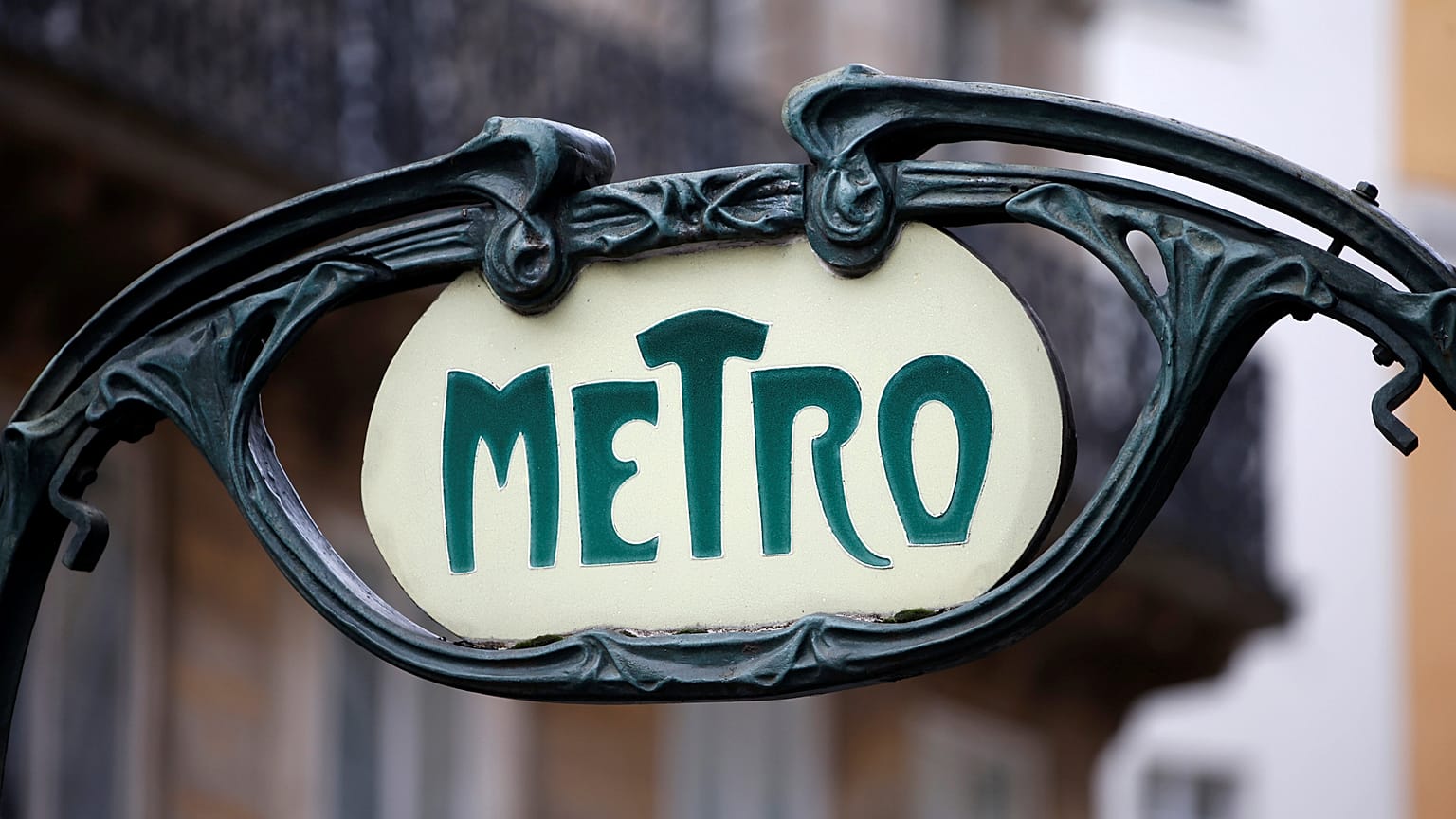 Paris'teki elektrik kesintisi üzerine binlerce yolcu metroda mahsur kaldı