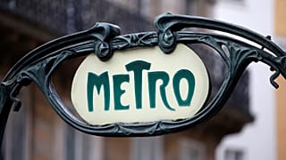 Paris'teki elektrik kesintisi üzerine binlerce yolcu metroda mahsur kaldı