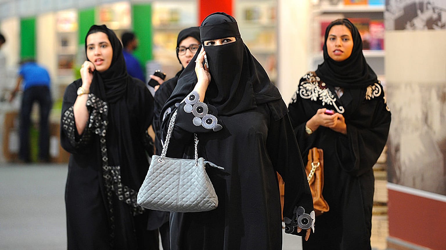 هيومان رايتس ووتش: السعودية تعتقل ناشتطين حقوقيتين