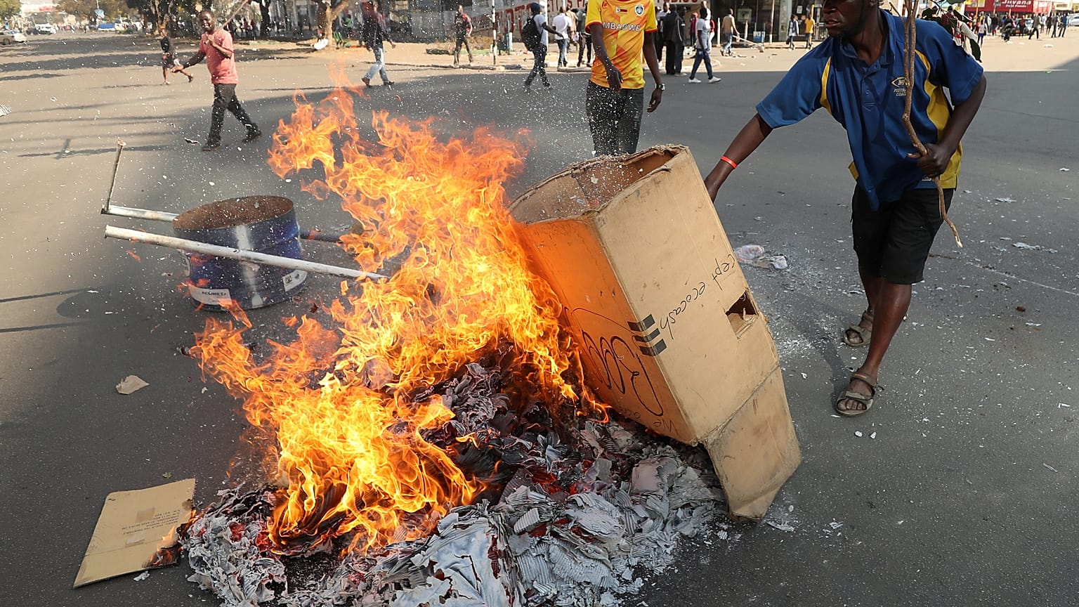 In Simbabwe protestieren Anhänger der Opposition.