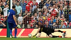Aos 36 anos, Petr Cech ainda garante vitórias na baliza do Arsenal
