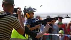 Ein Junge lernt, eine Kalaschikow zu benutzen - International Army Games