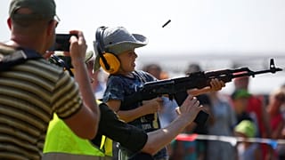 Ein Junge lernt, eine Kalaschikow zu benutzen - International Army Games