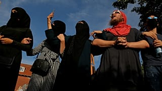معترضان دانمارکی با روی پوشیده به قانون منع روبنده اعتراض کردند