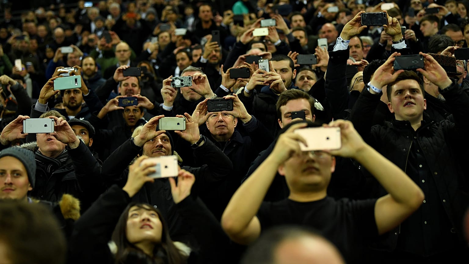 A britek szinte tíz percet sem bírnak ki mobiltelefonjuk nélkül