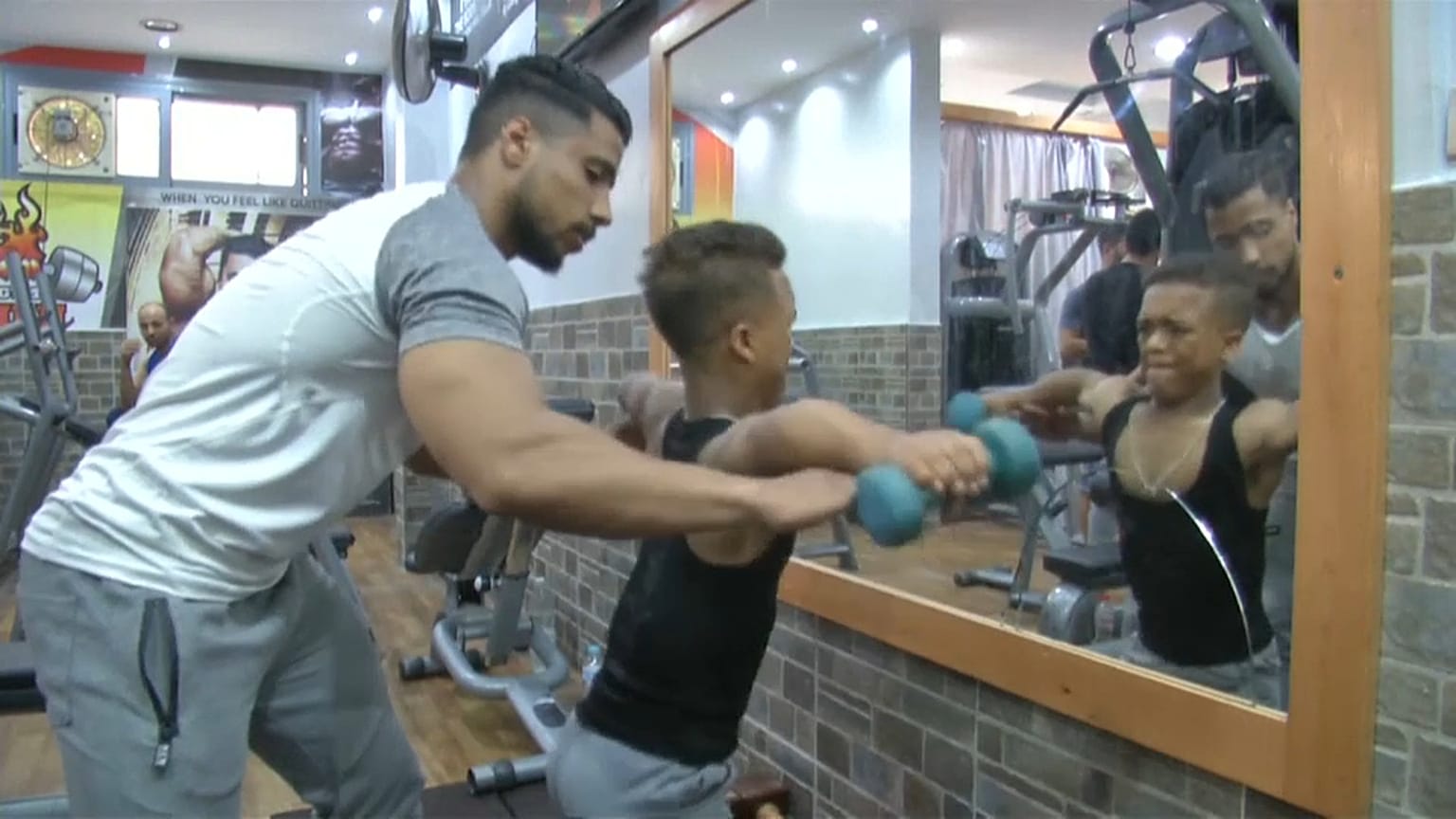 مصري يتحدى قصر قامته وسخرية الآخرين ليصبح لاعب كمال أجسام