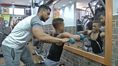 مصري يتحدى قصر قامته وسخرية الآخرين ليصبح لاعب كمال أجسام