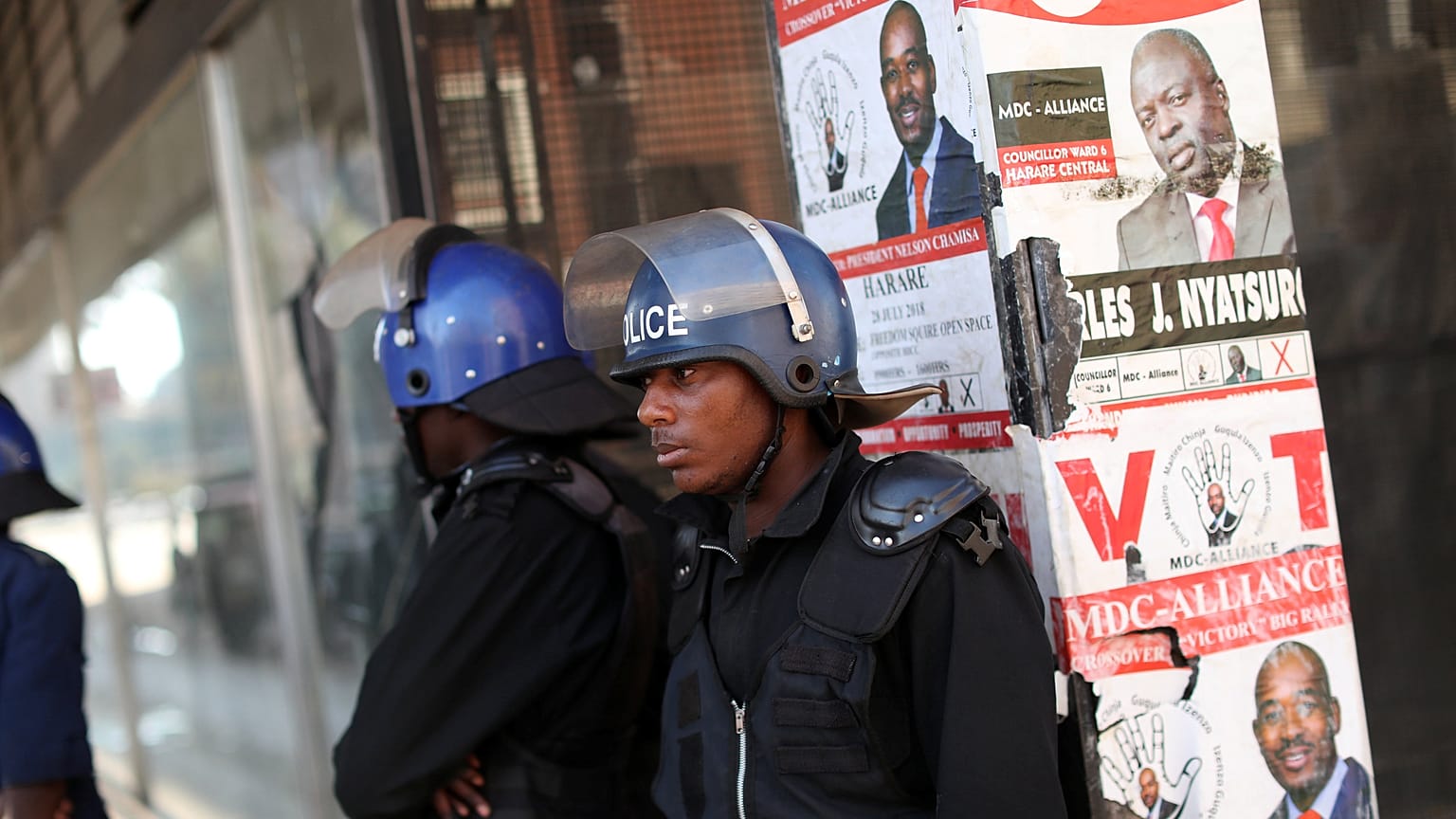 Zimbabwe's Mnangagwa takes lead in vote count