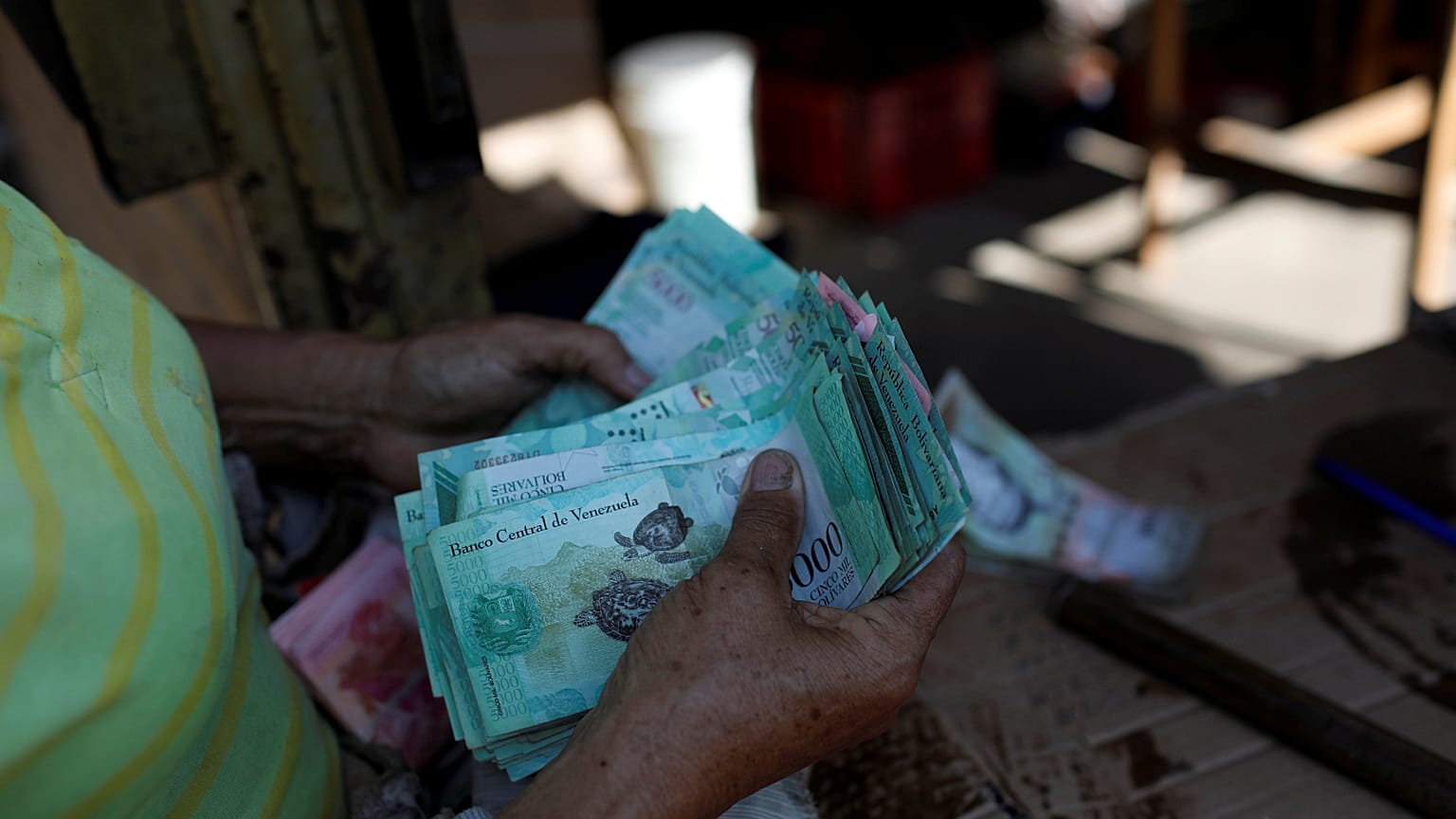 Tras borrar 5 ceros al bolívar, Venezuela despenaliza las operaciones cambiarias