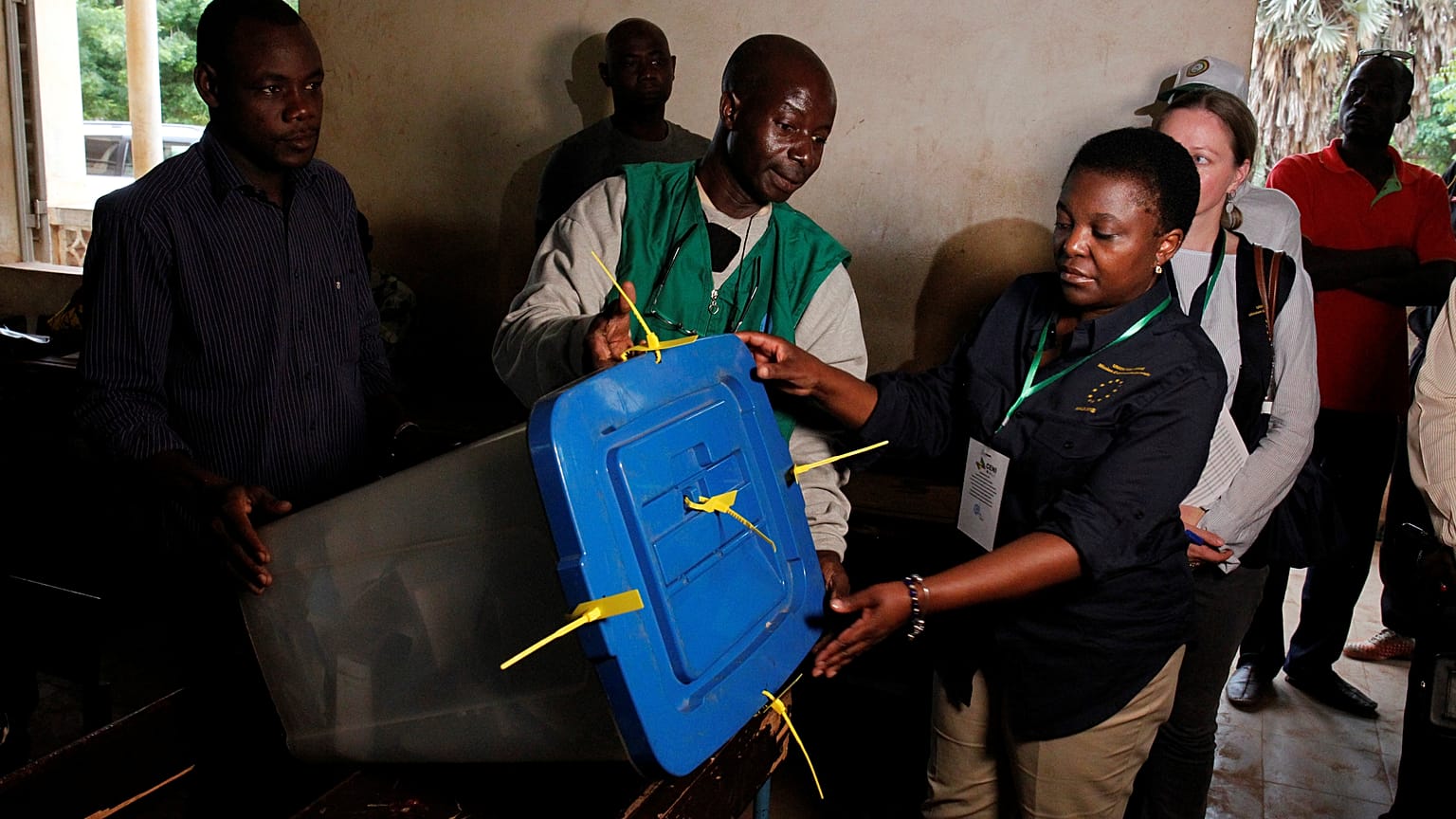 Presidente do Mali passa à segunda volta das presidenciais